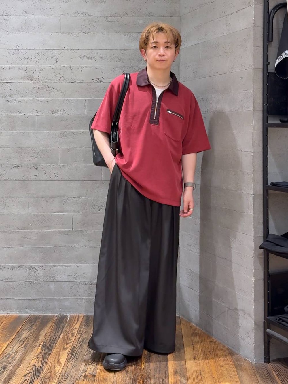 ホワイト系のTシャツ/カットソー、ブラック系のスラックス、ブラック系のトートバッグを着用したメンズの夏コーディネートの1枚目の写真