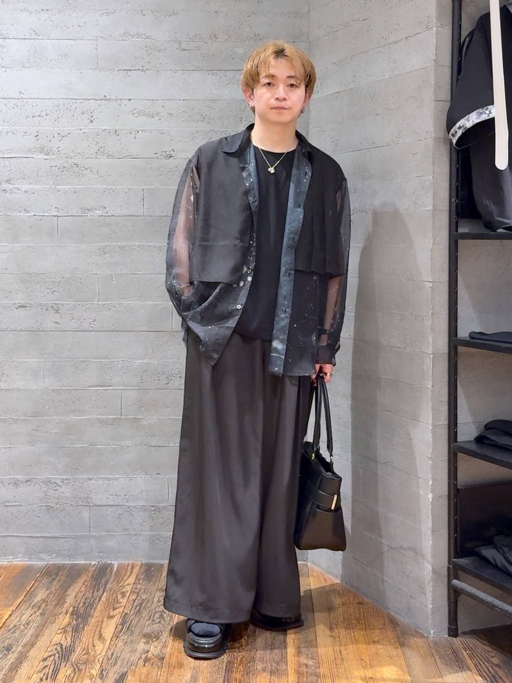 ブラック系のシャツ/ブラウス、ブラック系のTシャツ/カットソー、ブラック系のスラックスを着用したメンズの夏コーディネートの1枚目の写真