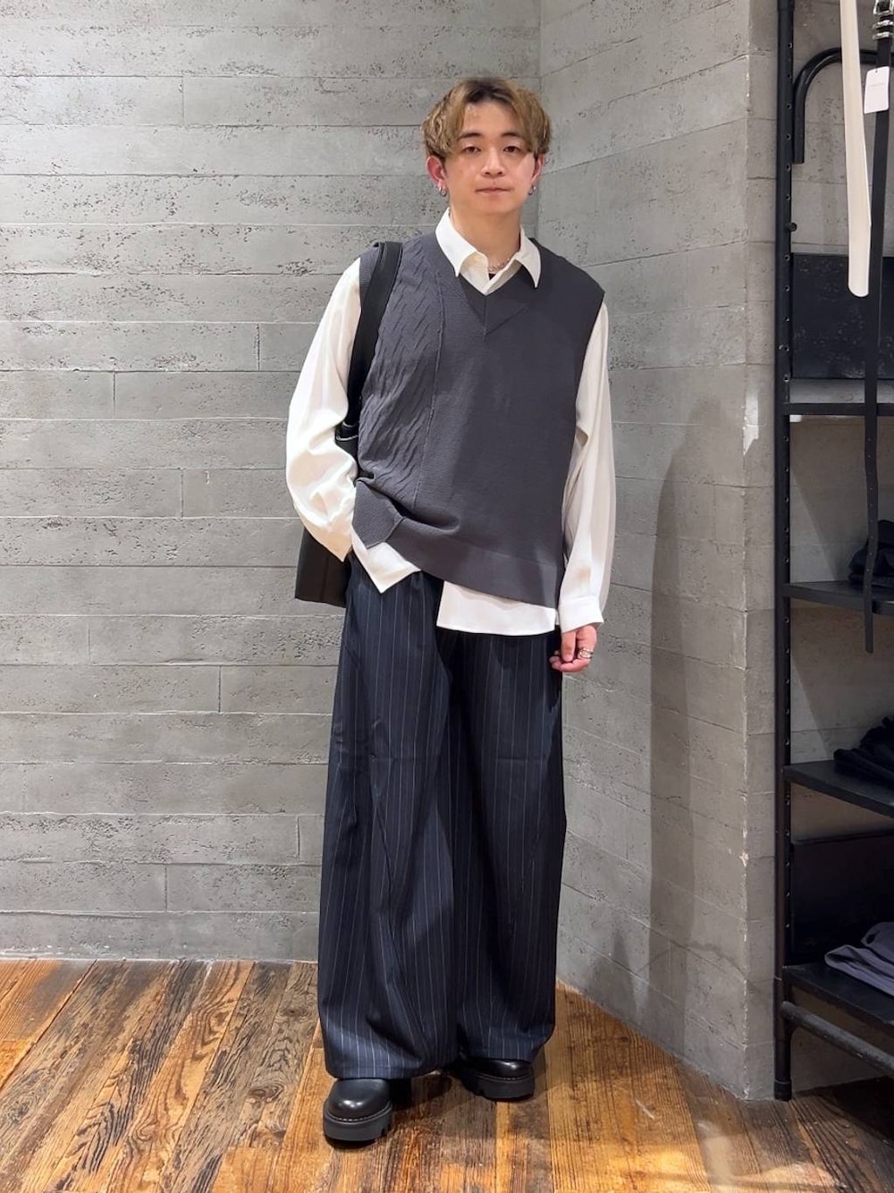 ブラック系のトートバッグ、ブラック系のドレスシューズ、グレー系のベストを着用したメンズの夏コーディネートの1枚目の写真