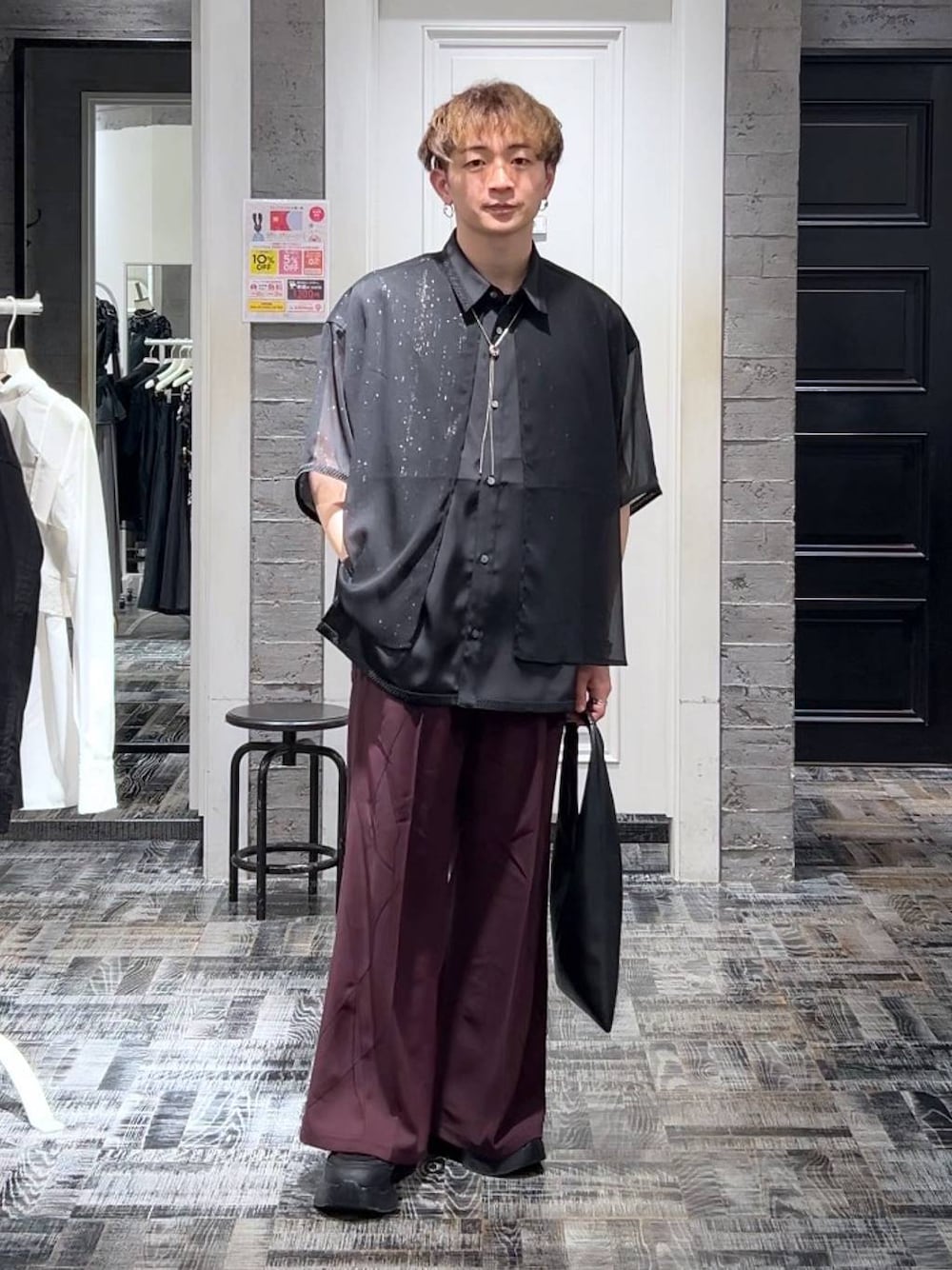 ブラック系のシャツ/ブラウス、ブラック系のスニーカー、ブラック系のトートバッグを着用したメンズの夏コーディネートの1枚目の写真