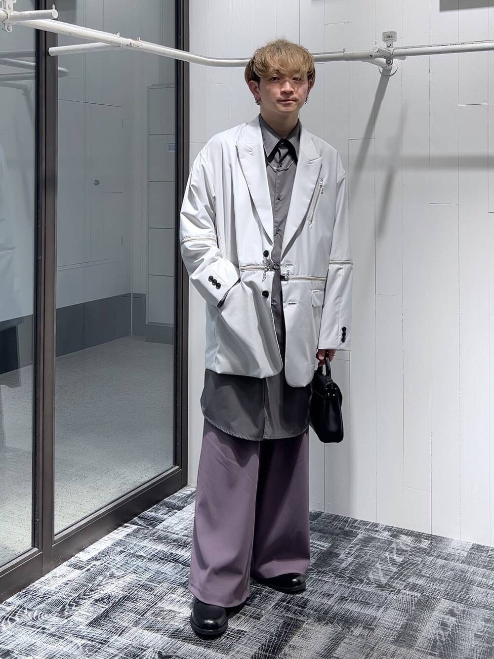 グレー系のテーラードジャケット、パープル系のその他パンツ、ブラック系のドレスシューズを着用したメンズの春コーディネートの1枚目の写真