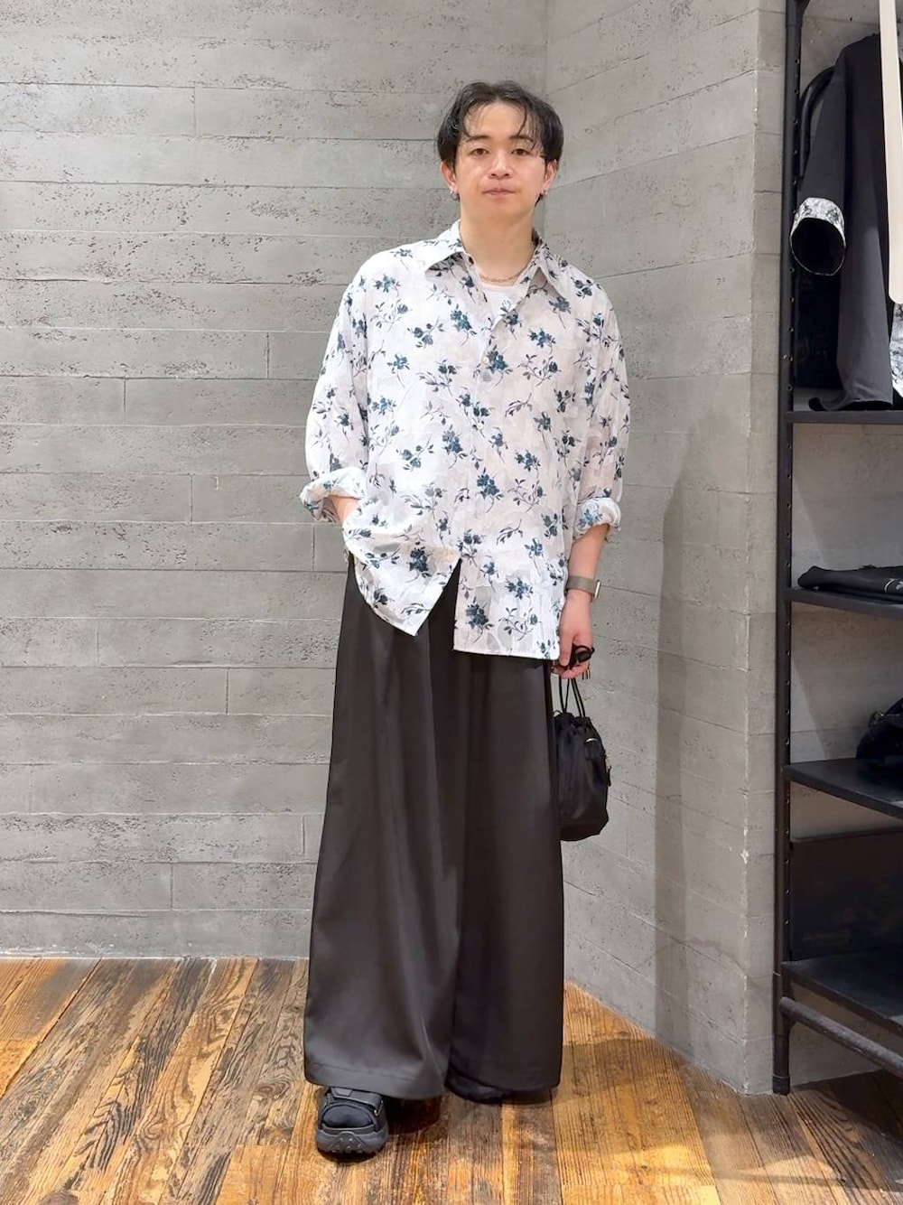 ブラック系のショルダーバッグ、ブラック系のサンダル、ホワイト系のTシャツ/カットソーを着用したメンズの夏コーディネートの1枚目の写真