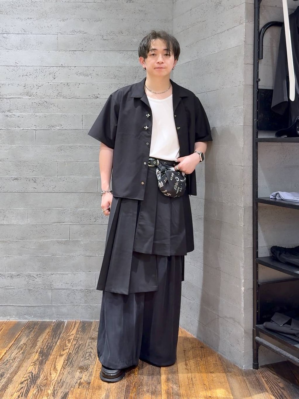ブラック系のスラックス、ブラック系のスカート、ホワイト系のTシャツ/カットソーを着用したメンズの夏コーディネートの1枚目の写真