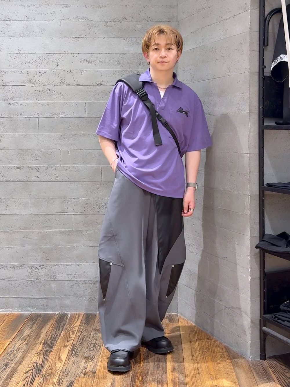 グレー系のスラックス、パープル系のTシャツ/カットソー、ブラック系のローファーを着用したメンズの夏コーディネートの1枚目の写真