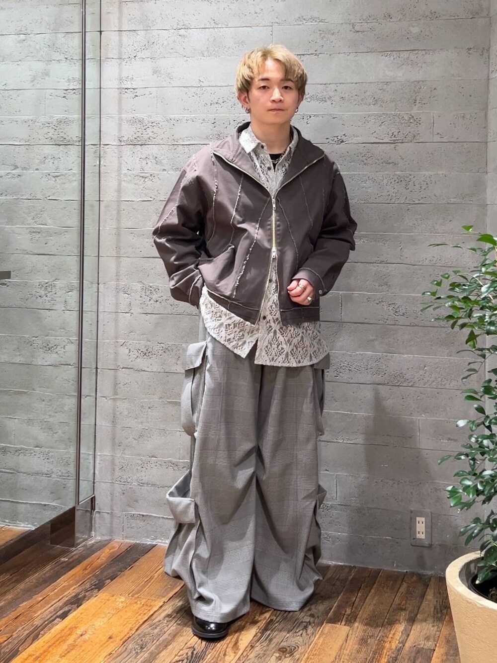 ブラック系のドレスシューズ、グレー系のシャツ/ブラウス、その他のカーゴパンツを着用したメンズの春コーディネートの1枚目の写真