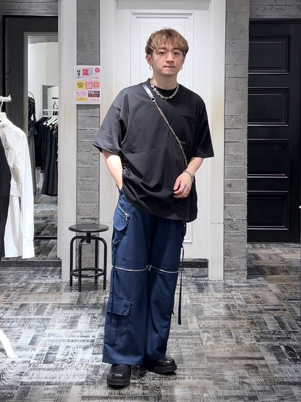 ブルー系のカーゴパンツ、ブラック系のドレスシューズ、ブラック系のTシャツ/カットソーを着用したメンズの夏コーディネートの1枚目の写真