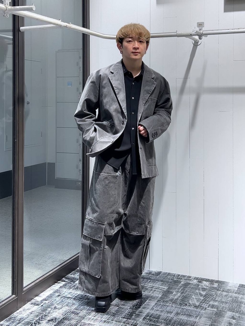 「低身長、きれいめ、モード、オーバーサイズ、HARE、セットアップ、ワイドパンツ、ジャケット、シャツ」｜「HAREの【SET UP対応】TOROMIシシュウシャツ(HARE)（シャツ/ブラウス、ブラック系）」を使った、HARE     もりたいさん（メンズ・168cm）の冬コーディネートの1枚目の写真