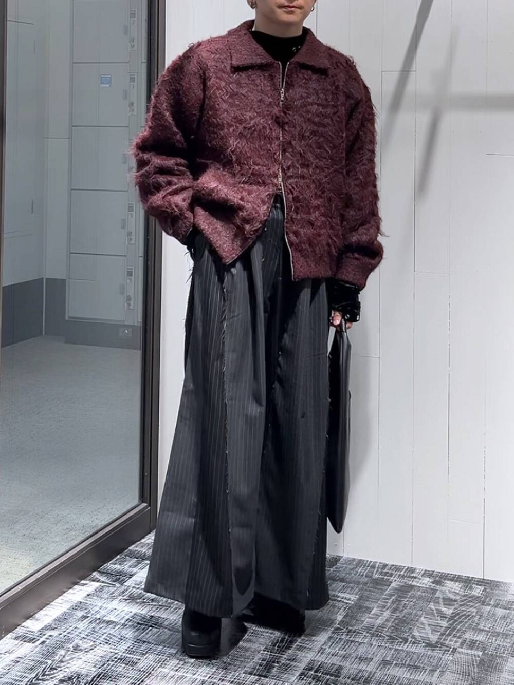 ブラック系のトートバッグ、ブラック系のTシャツ/カットソー、ブラック系のその他パンツを着用したメンズの冬コーディネートの1枚目の写真