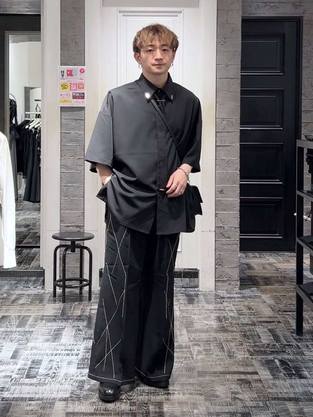 ブラック系のシャツ/ブラウス、ブラック系のショルダーバッグ、ブラック系のドレスシューズを着用したメンズの夏コーディネートの1枚目の写真