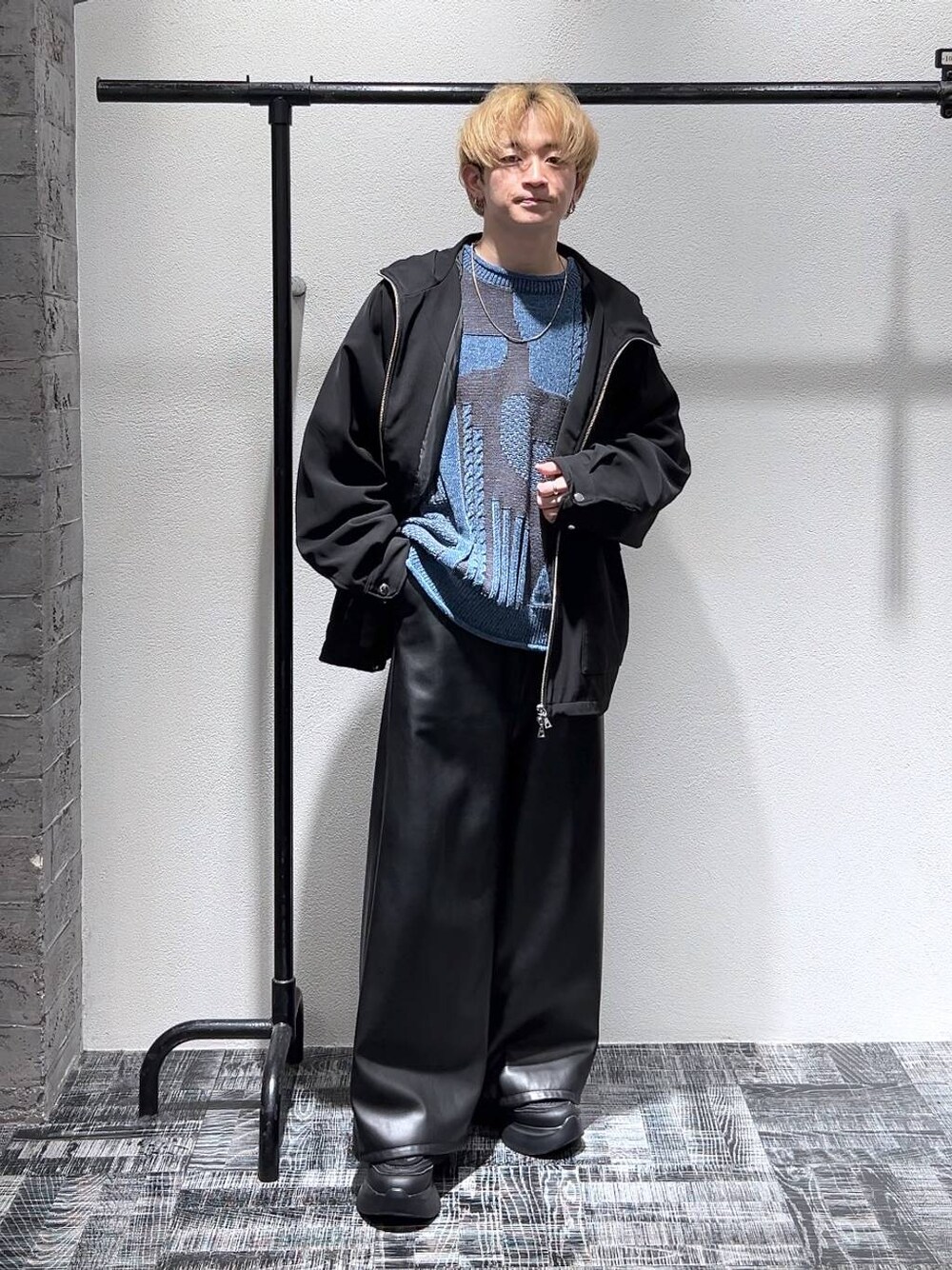 ブルー系のニット/セーター、ブラック系のその他パンツ、ブラック系のスニーカーを着用したメンズの冬コーディネートの1枚目の写真