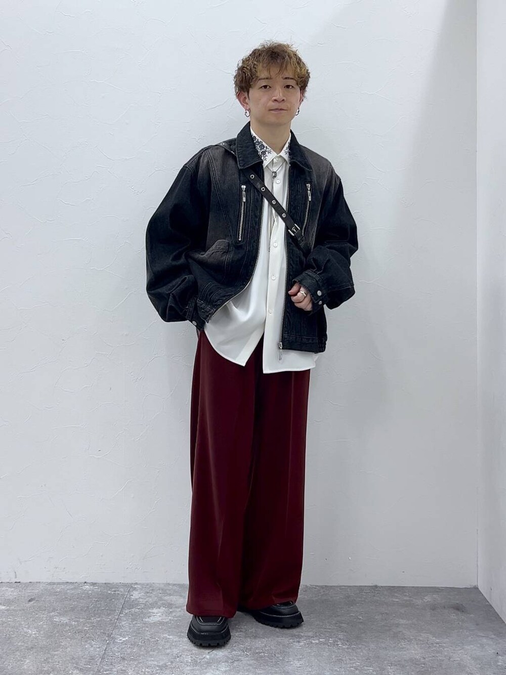 ホワイト系のシャツ/ブラウス、ブラック系のドレスシューズ、ブラック系のショルダーバッグを着用したメンズの秋コーディネートの1枚目の写真