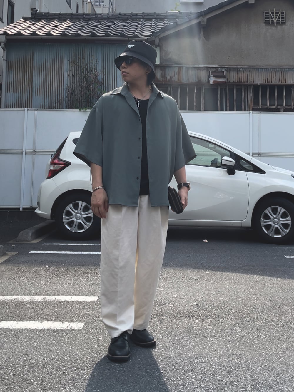 「きれいめカジュアル、シンプルコーデ、メンズファッション、今日のコーデ、ストリートMIX、シンプルスタイル、着回しコーデ、ハット、サングラス、オトナカジュアル、白パンツ、革靴、いいね、save、フォローお願いします🤑、低身長男子、リラックススタイル」｜「PRADAのアイテム（ハット、ブラック系）」を使った、MASAYAさん（メンズ・160cm）の春コーディネートの1枚目の写真