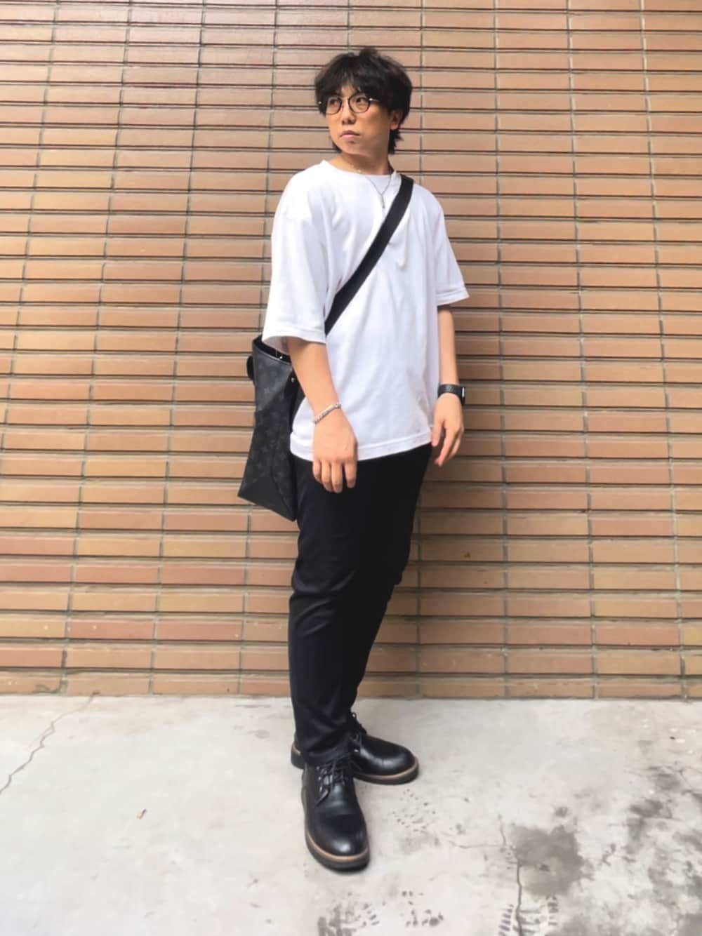 【お洒落メンズコーデ】LOUIS VUITTON★ショルダーバッグ LOUIS VUITTONのショルダーバッグを使ったメンズ人気