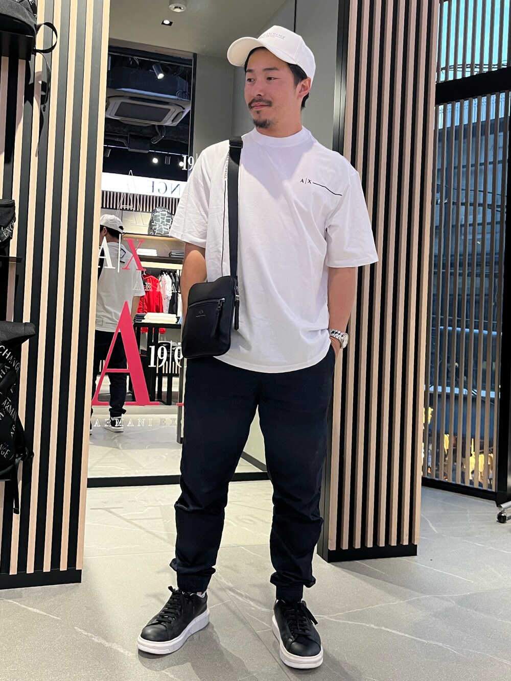 「AXchanger、AXchange、armaniexchange、AXCatStreet、キャップ、Tシャツ、白Tシャツ、ショルダーバッグ、ビッグシルエット、ジョガーパンツ、スニーカー、ゆるコーデ、みんなの白Tフェス、ZOZOセール2023夏」｜「ARMANI EXCHANGEの【A|X アルマーニ エクスチェンジ】ロゴ　パネルキャップ（キャップ、ホワイト系）」を使った、Y. SHOTAROさん（メンズ・163cm）の夏コーディネートの1枚目の写真