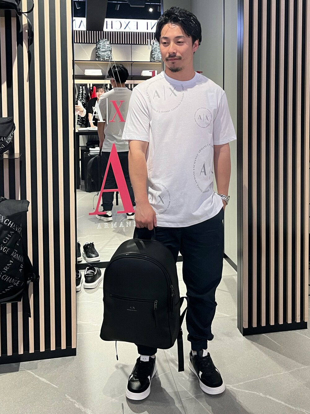 「AXchanger、AXchange、armaniexchange、AXCatStreet、Tシャツ、白Tシャツ、夏コーデ、バックパック、ジョガーパンツ、スニーカー、大人カジュアル、みんなの白Tフェス、ZOZOセール2023夏」｜「ARMANI EXCHANGEの【A|X アルマーニ エクスチェンジ】グラフィックロゴ　半袖クルーネックTシャツ/REGULAR（Tシャツ/カットソー、ブルー系）」を使った、Y. SHOTAROさん（メンズ・163cm）の夏コーディネートの1枚目の写真