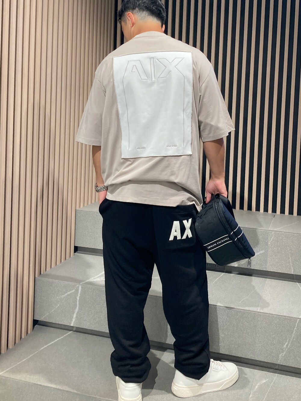 「AXchange、AXchanger、armaniexchange、AXCatStreet、休日スタイル、オトナカジュアル、ベージュ、Tシャツ、オーバーサイズ、ビッグシルエット、バックプリント、スウェット、スウェットパンツ、ショルダーバッグ、ボディバッグ」｜「ARMANI EXCHANGEの【A|X アルマーニ エクスチェンジ】バックロゴパッチ 半袖クルーネックTシャツ/LOOSE（Tシャツ/カットソー、ベージュ系）」を使った、Y. SHOTAROさん（メンズ・163cm）の夏コーディネートの1枚目の写真
