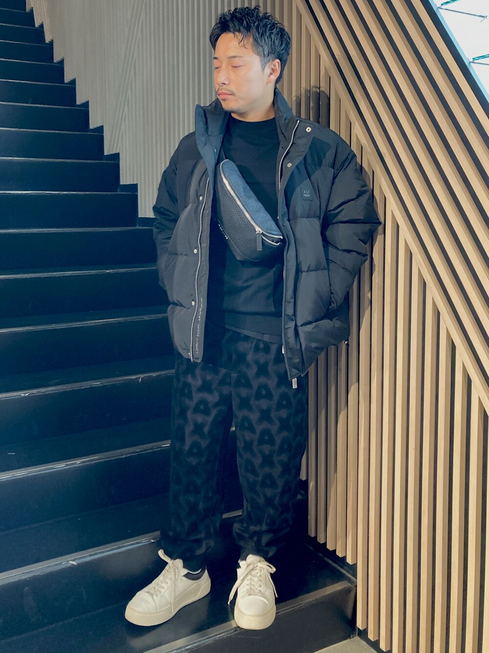 「AXchanger、AXchange、AXCatStreet、armaniexchange、アウター、ダウンジャケット、秋冬コーデ、スウェット、バッグ、スニーカー、ニット、セーター、休日スタイル」｜「ARMANI EXCHANGEの【A|X アルマーニ エクスチェンジ】ADE リアルダウンジャケット（ダウンジャケット/コート、ブラック系）」を使った、Y. SHOTAROさん（メンズ・163cm）の秋コーディネートの1枚目の写真