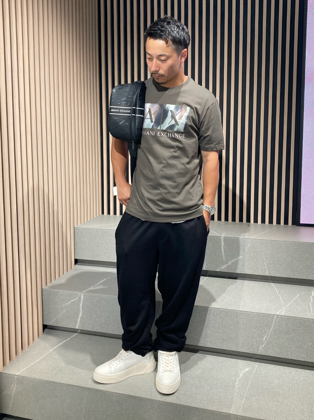 「AXchange、AXchanger、AXCatStreet、armaniexchange、スウェット、スウェットパンツ、ショルダーバッグ、スニーカー」｜「ARMANI EXCHANGEの【A|X アルマーニ エクスチェンジ】AXロゴ ジョガーパンツ (UNISEX CAPSULE)（スウェットパンツ、ブラック系）」を使った、Y. SHOTAROさん（メンズ・163cm）の夏コーディネートの1枚目の写真