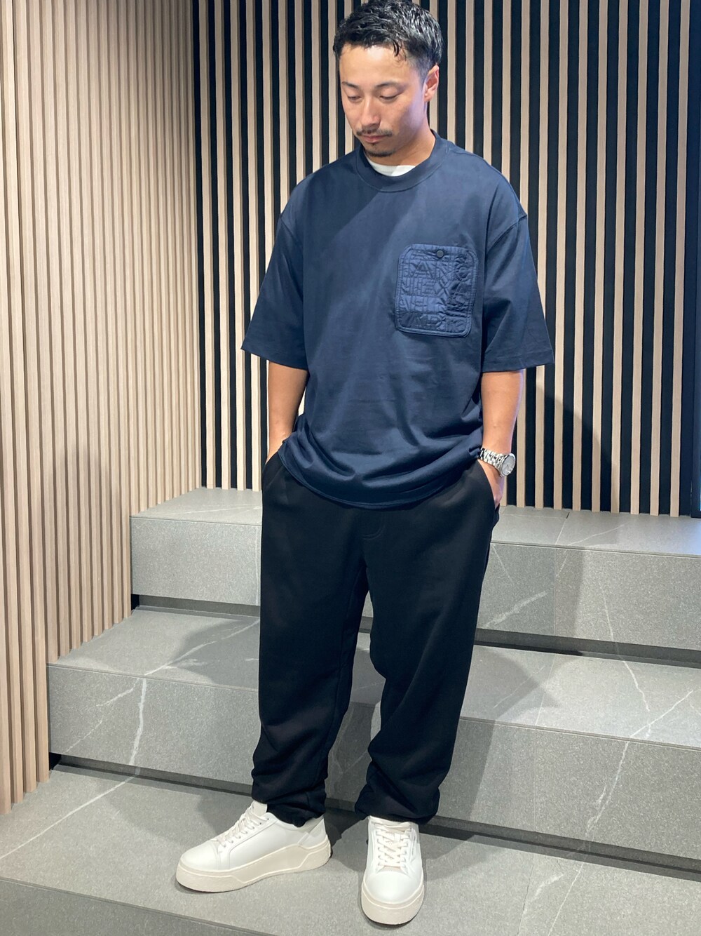 「AXchange、AXchanger、armaniexchange、AXCatStreet、スウェット、スウェットパンツ、スニーカー、レイヤードスタイル、お出かけコーデ、プチプラ」｜「ARMANI EXCHANGEの【A|X アルマーニ エクスチェンジ】AXロゴ ジョガーパンツ (UNISEX CAPSULE)（スウェットパンツ、ブラック系）」を使った、Y. SHOTAROさん（メンズ・163cm）の夏コーディネートの1枚目の写真