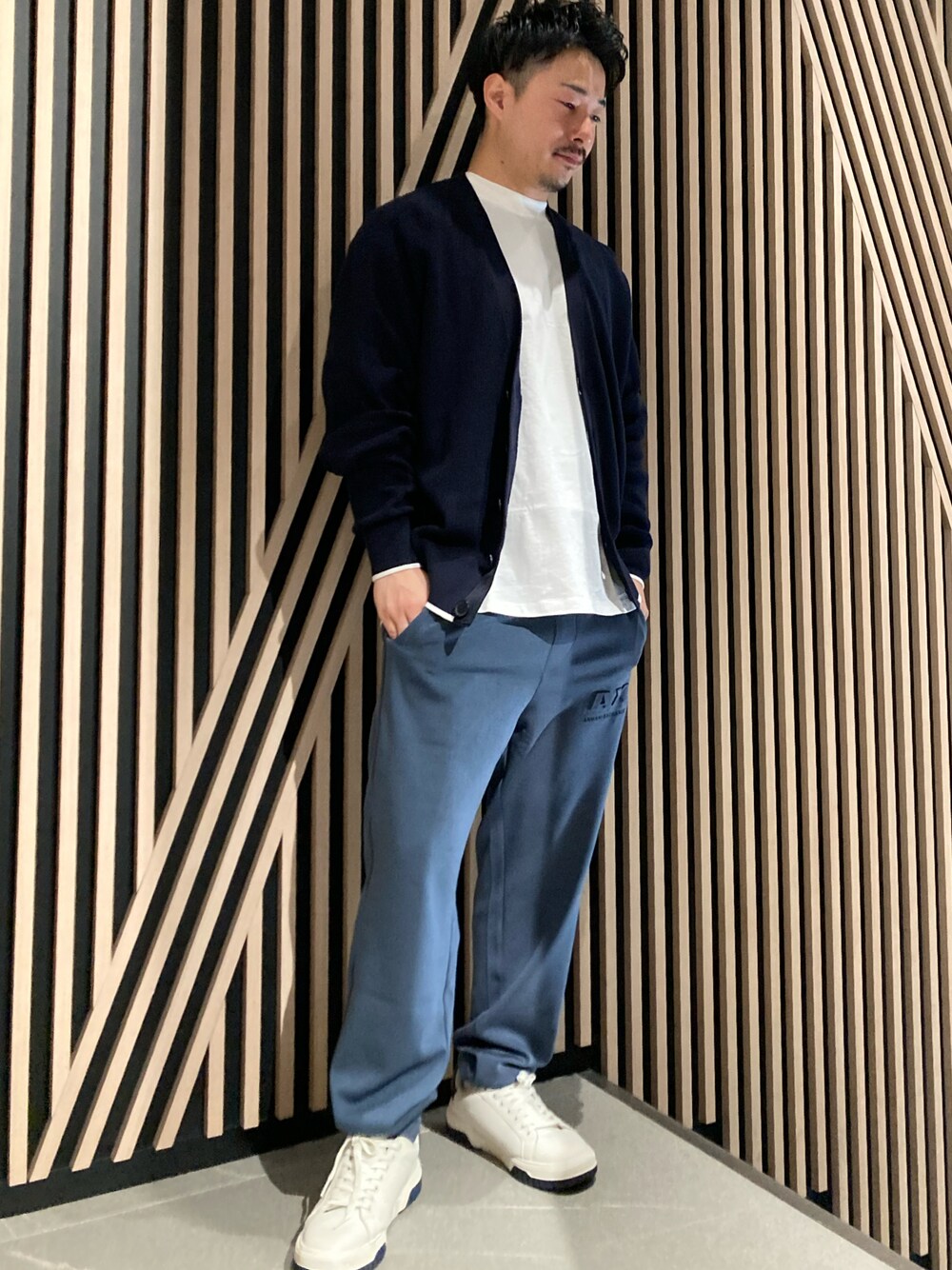 「AXchanger、AXchange、armaniexchange、AXCatStreet、カーディガン、スウェットパンツ、スニーカー、春コーデ、スウェット、きれいめカジュアル、大人カジュアル」｜「ARMANI EXCHANGEの【A|X アルマーニ エクスチェンジ】AXロゴ　ニットカーディガン（カーディガン/ボレロ、ブルー系）」を使った、Y. SHOTAROさん（メンズ・163cm）の春コーディネートの1枚目の写真