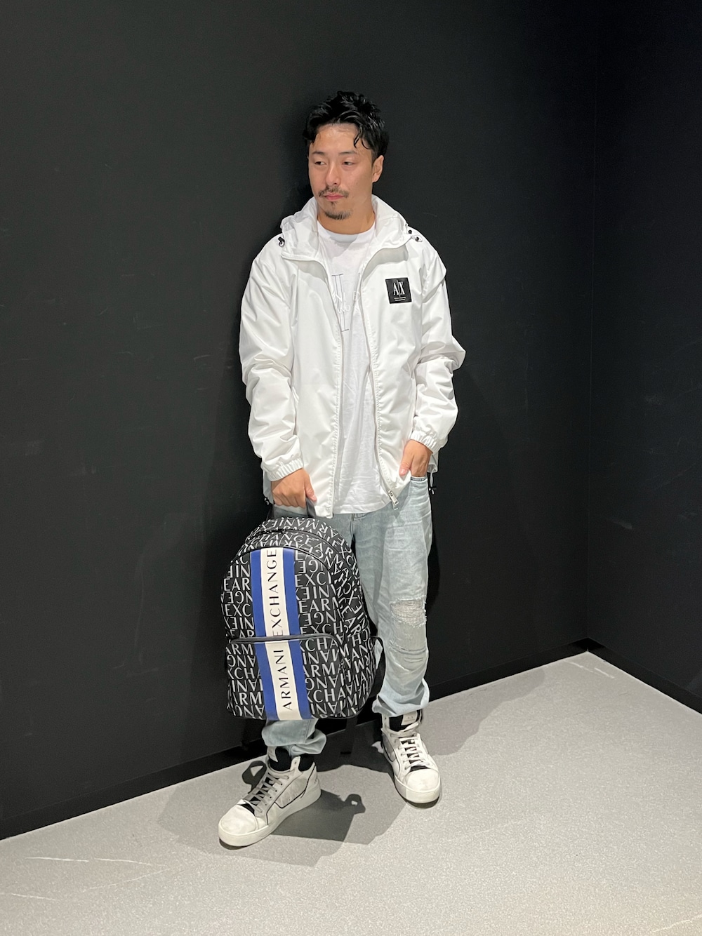 「ZOZOセール2023夏、AXchanger、AXchange、armaniexchange、AXCatStreet、みんなの白Tフェス、アルマーニエクスチェンジ、白アウター、アウター、ブルゾン、ハイカットスニーカー、バックパック、デニム、白スニーカー、白Tシャツ」｜「ARMANI EXCHANGEの【A|X アルマーニ エクスチェンジ】A|Xロゴ　ウインドブレーカー（ナイロンジャケット、ホワイト系）」を使った、Y. SHOTAROさん（メンズ・163cm）の夏コーディネートの1枚目の写真