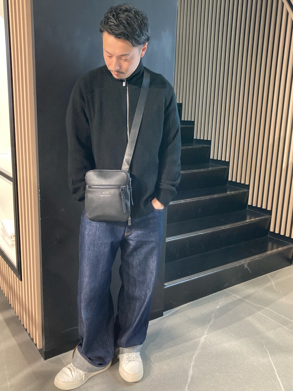 「AXchanger、AXchange、AXCatStreet、armaniexchange、ショルダーバッグ、スニーカー、ニット、休日スタイル、シンプルコーデ、白スニーカー」｜「ARMANI EXCHANGEの【A|X アルマーニ エクスチェンジ】A|Xロゴ　ショルダーバッグ（ショルダーバッグ、ブラック系）」を使った、Y. SHOTAROさん（メンズ・163cm）の冬コーディネートの1枚目の写真