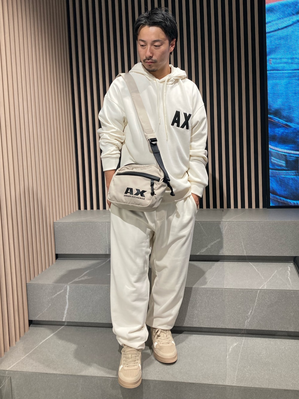 「AXchanger、AXchange、armaniexchange、AXCatStreet、セットアップ、ショルダーバッグ、スニーカー、ワントーンコーデ、ベージュ、アイボリー、スウェット、パンツスタイル」｜「ARMANI EXCHANGEの【A|X アルマーニ エクスチェンジ】AXロゴ スウェットフーデッドパーカー (UNISEX CAPSULE)（スウェット、ホワイト系）」を使った、Y. SHOTAROさん（メンズ・163cm）の夏コーディネートの1枚目の写真