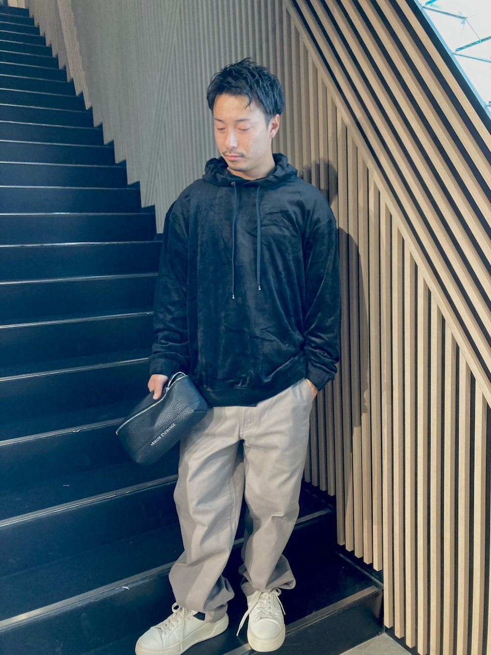 「AXchanger、AXchange、armaniexchange、AXCatStreet、スウェット、ボディバッグ、チノパン、スニーカー、パーカー、ベロア、秋冬コーデ」｜「ARMANI EXCHANGEの【A|X アルマーニ エクスチェンジ】ベロアフーデッドプルオーバー（スウェット、ブラック系）」を使った、Y. SHOTAROさん（メンズ・163cm）の秋コーディネートの1枚目の写真
