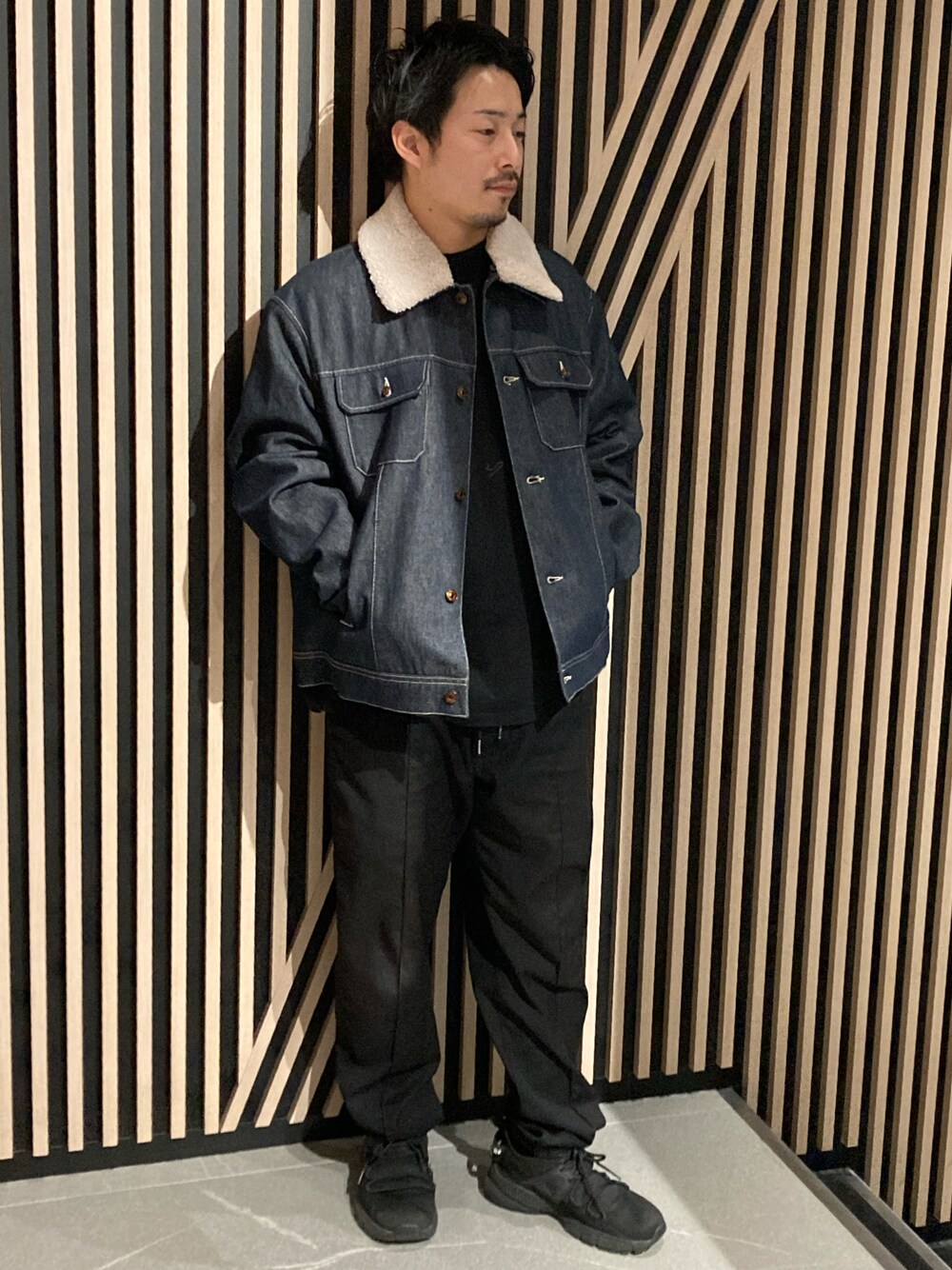 「AXchanger、armaniexchange、AXchange、AXCatStreet、アウター、デニムジャケット、ボア、ストリート、オトナカジュアル、大人コーデ、休日スタイル」｜「ARMANI EXCHANGEの【A|X アルマーニ エクスチェンジ】ボア襟　デニムジャケット（デニムジャケット、ブルー系）」を使った、Y. SHOTAROさん（メンズ・163cm）の冬コーディネートの1枚目の写真