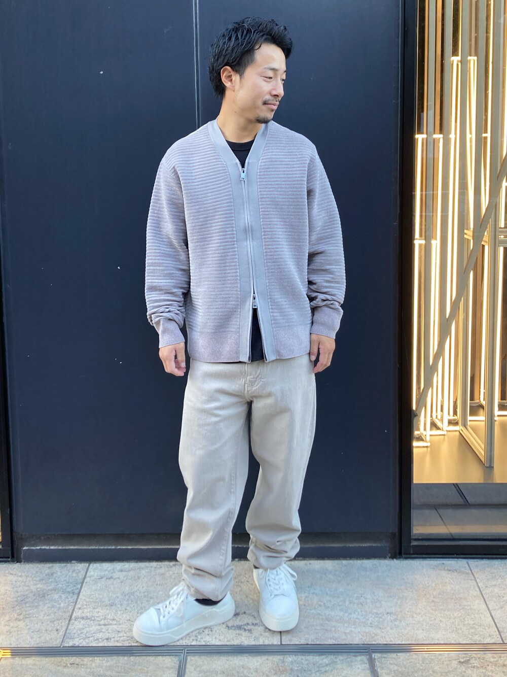 「AXchange、AXchanger、AXCatStreet、armaniexchange、デニム、スニーカー、ベージュ、秋コーデ、冬コーデ」｜「ARMANI EXCHANGEの【A|X アルマーニ エクスチェンジ】オールオーバーロゴバックポケット デニムパンツ_J13 SLIM（デニムパンツ、ベージュ系）」を使った、Y. SHOTAROさん（メンズ・163cm）の秋コーディネートの1枚目の写真