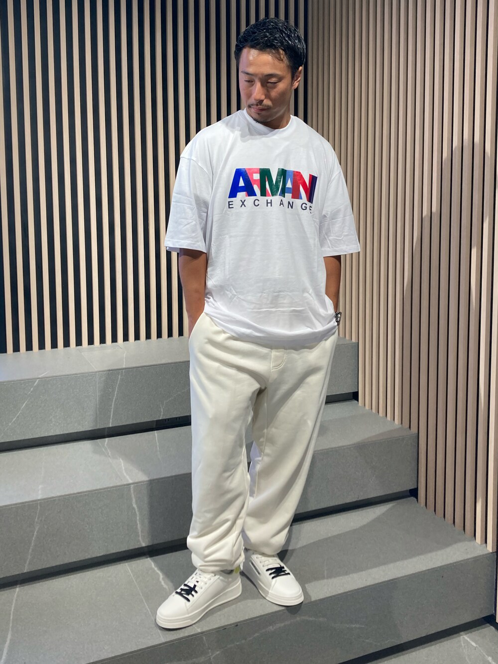 「AXchange、AXchanger、armaniexchange、AXCatStreet、Tシャツ、夏コーデ、シンプルコーデ、スウェットパンツ、スニーカー、シンプル、オーバーサイズ、ビッグシルエット」｜「ARMANI EXCHANGEの【A|X アルマーニ エクスチェンジ】カラフルロゴ　半袖クルーネックTシャツ/COMFORT（Tシャツ/カットソー、ホワイト系）」を使った、Y. SHOTAROさん（メンズ・163cm）の夏コーディネートの1枚目の写真