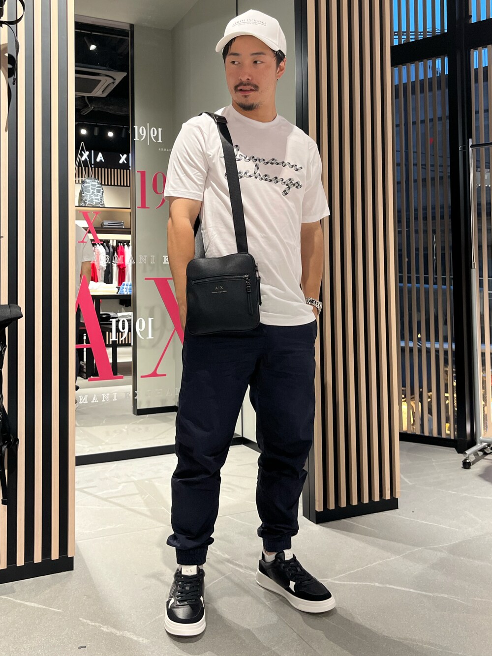 「AXchanger、AXchange、AXCatStreet、armaniexchange、キャップ、ショルダーバッグ、白Tシャツ、夏コーデ、スニーカー、ジョガーパンツ、シンプル、シンプルコーデ、みんなの白Tフェス、ZOZOセール2023夏」｜「ARMANI EXCHANGEの【A|X アルマーニ エクスチェンジ】ロゴ　パネルキャップ（キャップ、ホワイト系）」を使った、Y. SHOTAROさん（メンズ・163cm）の夏コーディネートの1枚目の写真
