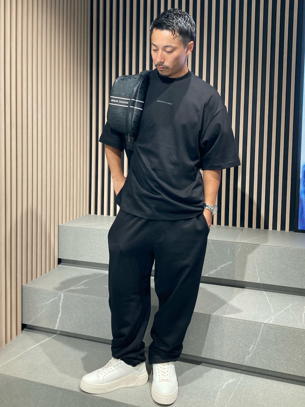 「AXchange、AXchanger、armaniexchange、AXCatStreet、Tシャツ、ブラックコーデ、オーバーサイズ、ビッグシルエット、バックプリント、ボディバッグ、ショルダーバッグ、モノトーン、シンプルコーデ、スウェット、レイヤードスタイル」｜「ARMANI EXCHANGEの【A|X アルマーニ エクスチェンジ】AXロゴ 半袖クルーネックTシャツ/OVER（Tシャツ/カットソー、ブラック系）」を使った、Y. SHOTAROさん（メンズ・163cm）の夏コーディネートの1枚目の写真