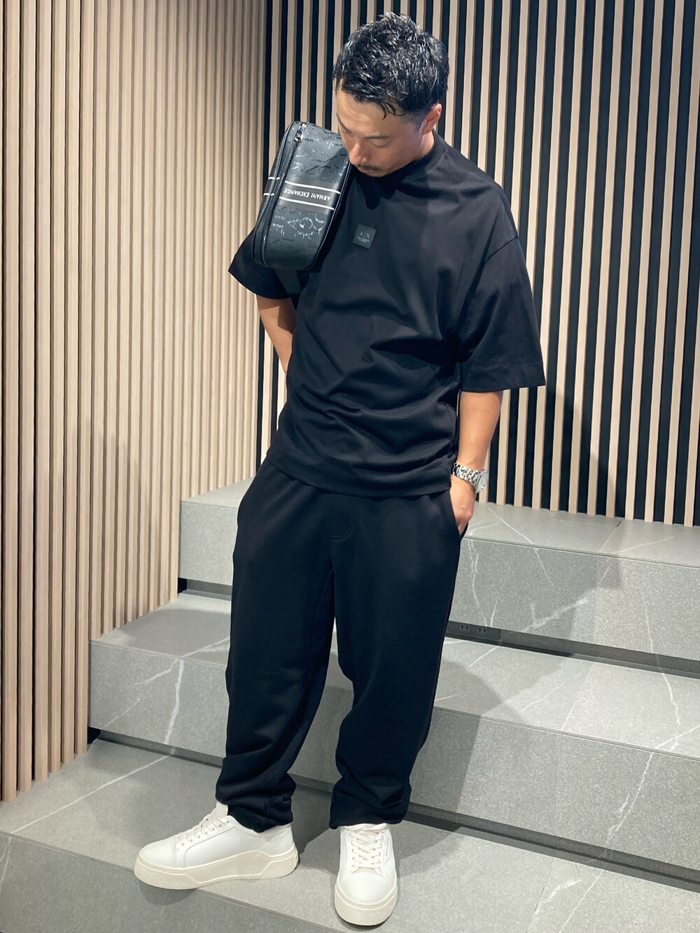 「AXchange、AXchanger、armaniexchange、AXCatStreet、Tシャツ、ブラックコーデ、オーバーサイズ、ビッグシルエット、スニーカー、ボディバッグ、ショルダーバッグ、モノトーン、シンプルコーデ、お出かけコーデ、休日スタイル」｜「ARMANI EXCHANGEの【A|X アルマーニ エクスチェンジ】AXロゴ　半袖クルーネックTシャツ（Tシャツ/カットソー、ブラック系）」を使った、Y. SHOTAROさん（メンズ・163cm）の夏コーディネートの1枚目の写真