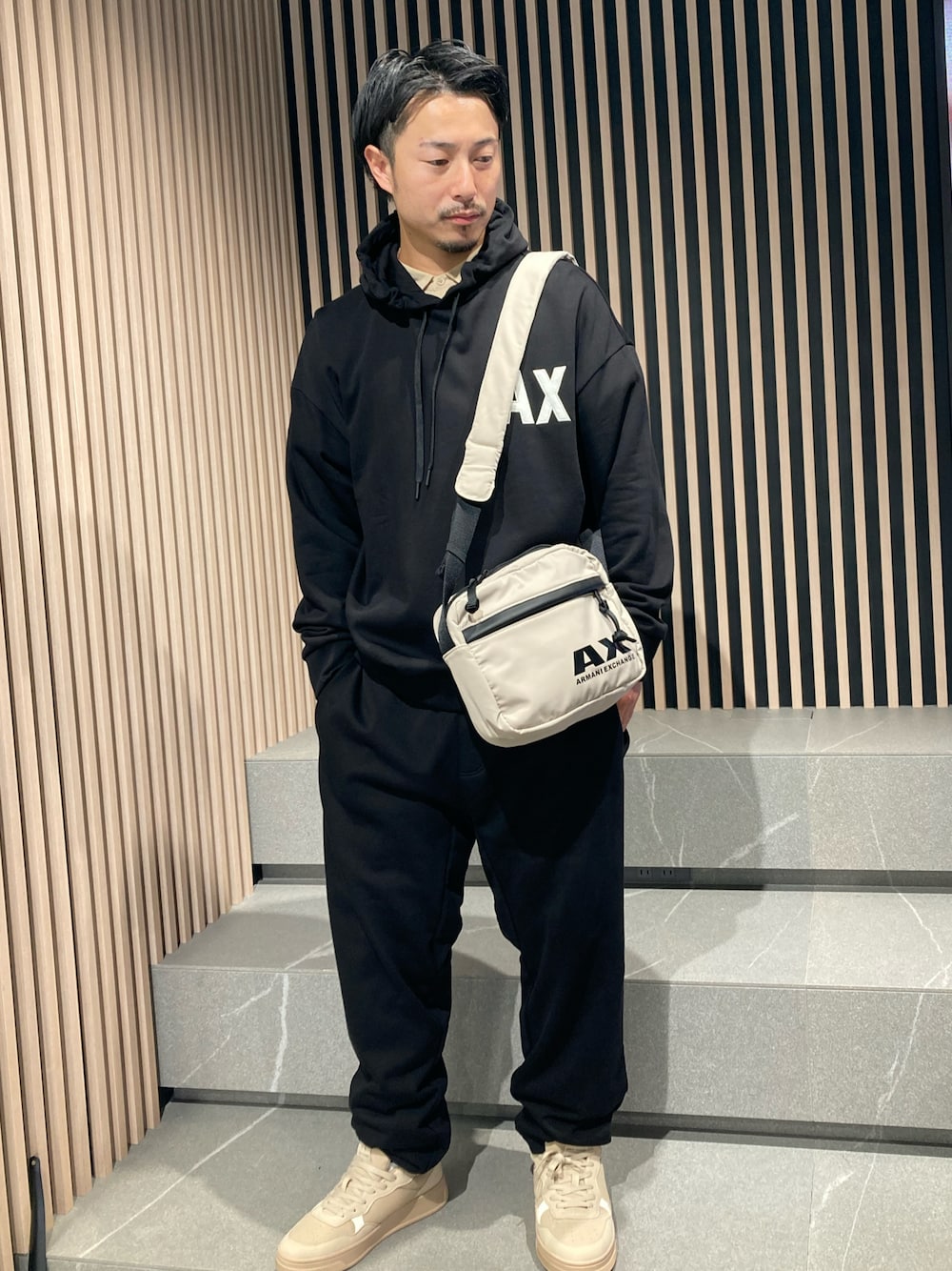 「AXchanger、AXchange、armaniexchange、AXCatStreet、セットアップ、スニーカー、ショルダーバッグ、休日コーデ、オーバーサイズ、ビッグシルエット、大人コーデ、セットアイテム、パーカー、スウェット」｜「ARMANI EXCHANGEの【A|X アルマーニ エクスチェンジ】AXロゴ フード付きスウェットパーカー (UNISEX CAPSULE)（スウェット、ブラック系）」を使った、Y. SHOTAROさん（メンズ・163cm）の夏コーディネートの1枚目の写真
