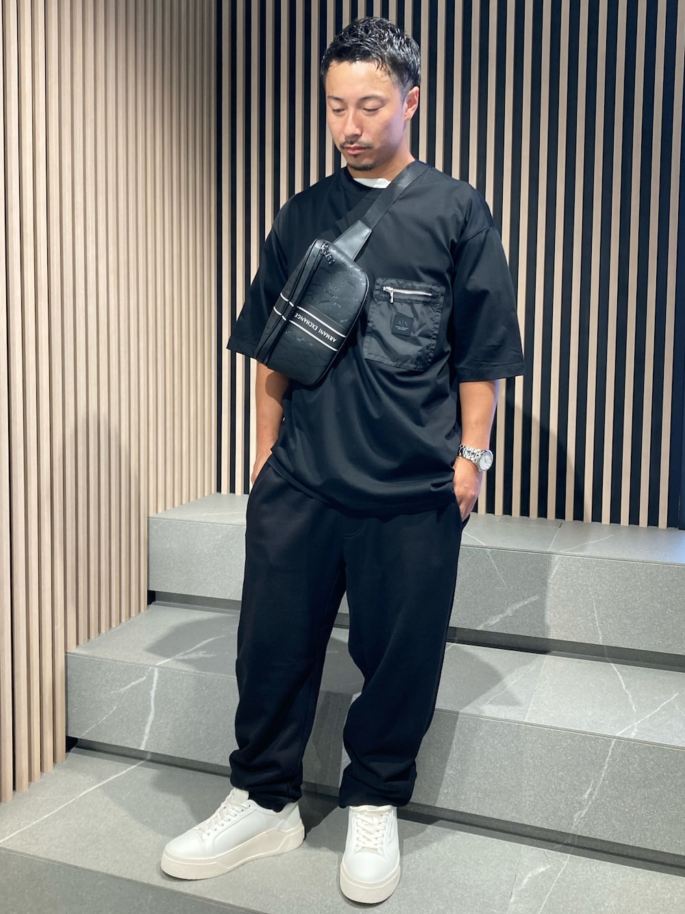 「AXchange、AXchanger、AXCatStreet、armaniexchange、Tシャツ、オーバーサイズ、ビッグシルエット、スニーカー、モノトーン、夏コーデ、ボディバッグ、ショルダーバッグ、スウェット、スウェットパンツ」｜「ARMANI EXCHANGEの【A|X アルマーニ エクスチェンジ】ポケットデザイン　半袖クルーネックTシャツ（Tシャツ/カットソー、ブラック系）」を使った、Y. SHOTAROさん（メンズ・163cm）の夏コーディネートの1枚目の写真