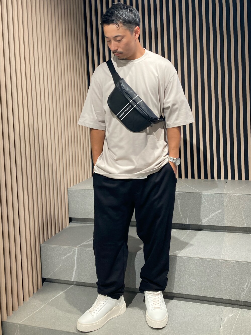 「AXchange、AXchanger、armaniexchange、AXCatStreet、バックプリント、オーバーサイズ、ビッグシルエット、休日スタイル、Tシャツ、ベージュ、スウェット、スウェットパンツ、夏コーデ、ショルダーバッグ、ボディバッグ」｜「ARMANI EXCHANGEの【A|X アルマーニ エクスチェンジ】バックロゴパッチ 半袖クルーネックTシャツ/LOOSE（Tシャツ/カットソー、ベージュ系）」を使った、Y. SHOTAROさん（メンズ・163cm）の夏コーディネートの1枚目の写真