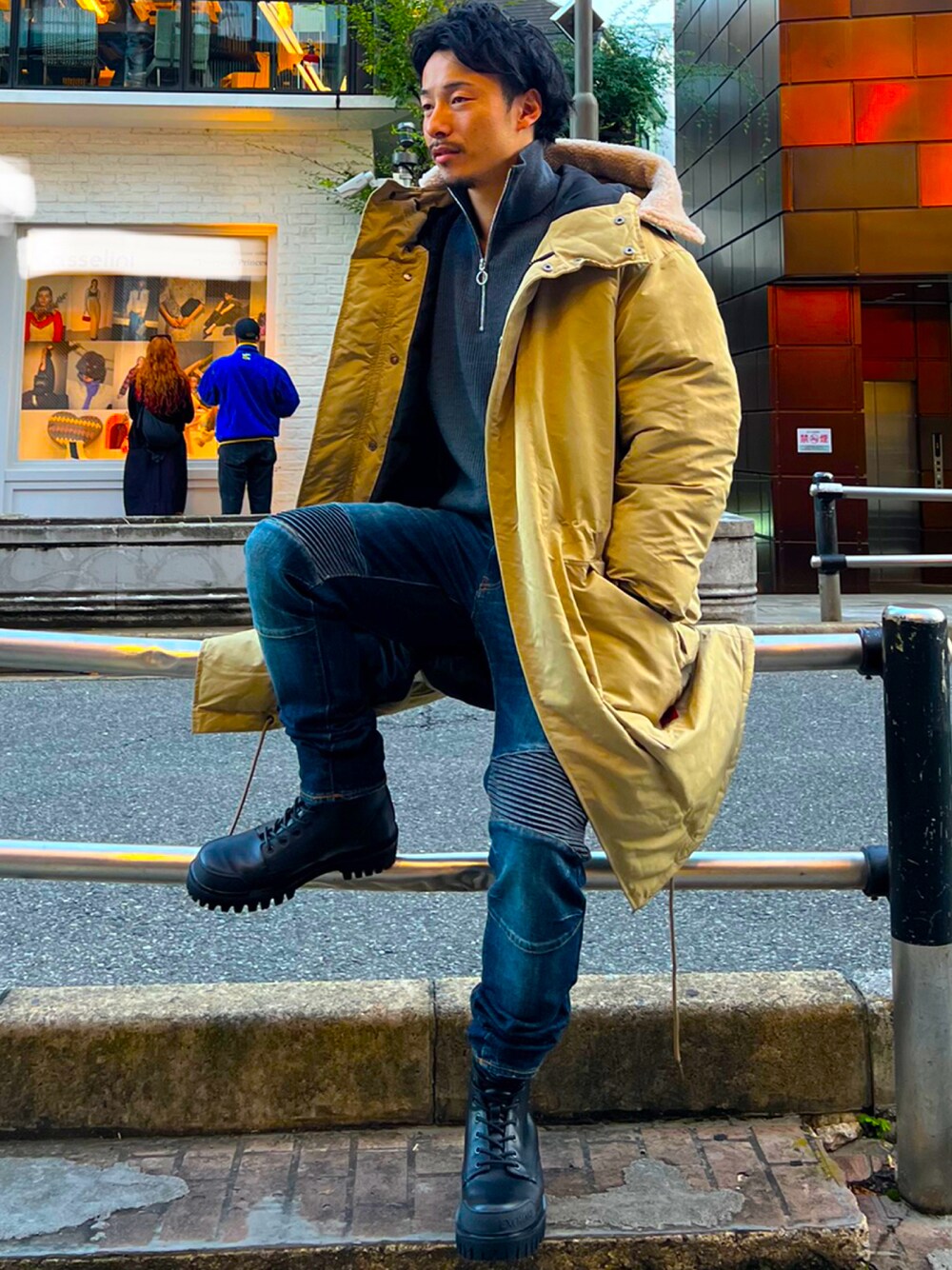 「コート、秋冬コーデ、ニット、ハーフジップ、デニム、ブーツ、大人カジュアル、大人コーデ、AXCatStreet、AXchanger、AXchange、armaniexchange、冬コーデ、カジュアル、シンプルコーデ」｜「ARMANI EXCHANGEの【A|X アルマーニ エクスチェンジ】オレンジラベル　パーカーコート（モッズコート、ベージュ系）」を使った、Y. SHOTAROさん（メンズ・163cm）の秋コーディネートの1枚目の写真