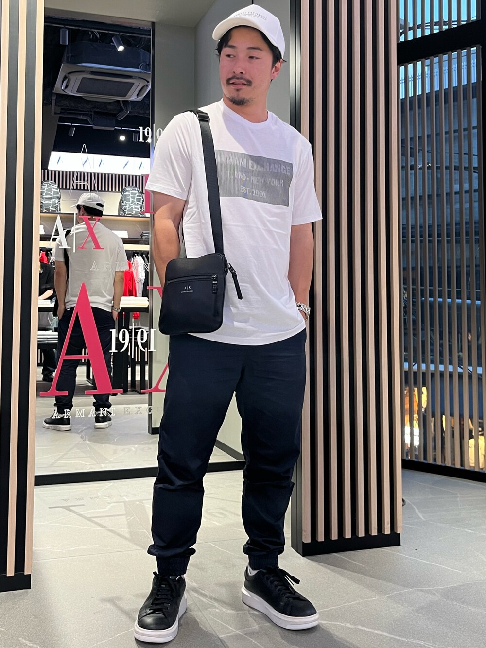 「キャップ、Tシャツ、ショルダーバッグ、ジョガーパンツ、スニーカー、白Tシャツ、ロゴT、AXchanger、AXchange、armaniexchange、AXCatStreet、みんなの白Tフェス、ZOZOセール2023夏」｜「ARMANI EXCHANGEの【A|X アルマーニ エクスチェンジ】A|Xロゴ　半袖クルーネックTシャツ/REGULAR（Tシャツ/カットソー、ホワイト系）」を使った、Y. SHOTAROさん（メンズ・163cm）の夏コーディネートの1枚目の写真