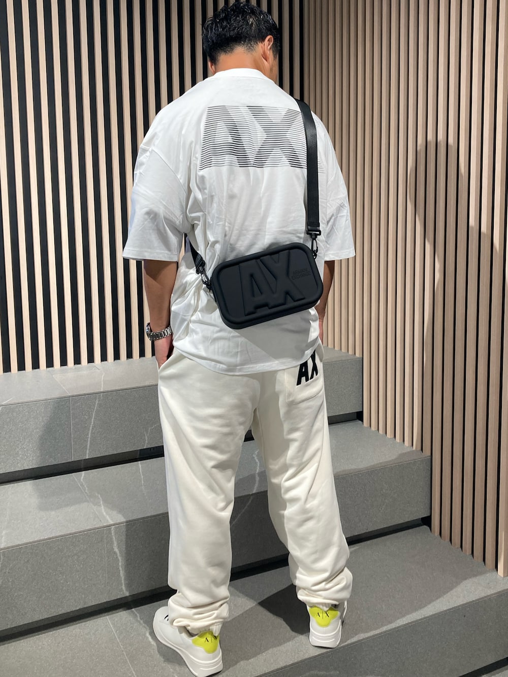 「AXchange、AXCatStreet、armaniexchange、AXchanger、白Tシャツ、ショルダーバッグ、スウェット、スウェットパンツ、スニーカー、モノトーン、オーバーサイズ、ビッグシルエット、バックプリント、シンプルコーデ、春コーデ」｜「ARMANI EXCHANGEの【A|X アルマーニ エクスチェンジ】バックロゴ 半袖クルーネックTシャツ/COMFORT（Tシャツ/カットソー、ホワイト系）」を使った、Y. SHOTAROさん（メンズ・163cm）の夏コーディネートの1枚目の写真