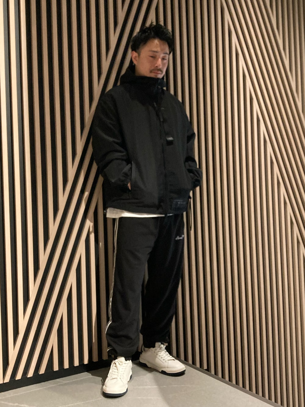 「AXchanger、AXchange、armaniexchange、AXCatStreet、夏コーデ、リバーシブル、ブラックコーデ、モノトーン、パンツスタイル、スニーカー、大人カジュアル、シンプルコーデ」｜「ARMANI EXCHANGEの【A|X アルマーニ エクスチェンジ】リバーシブル　フーデッドナイロンジャケット（ナイロンジャケット、ブラック系）」を使った、Y. SHOTAROさん（メンズ・163cm）の春コーディネートの1枚目の写真