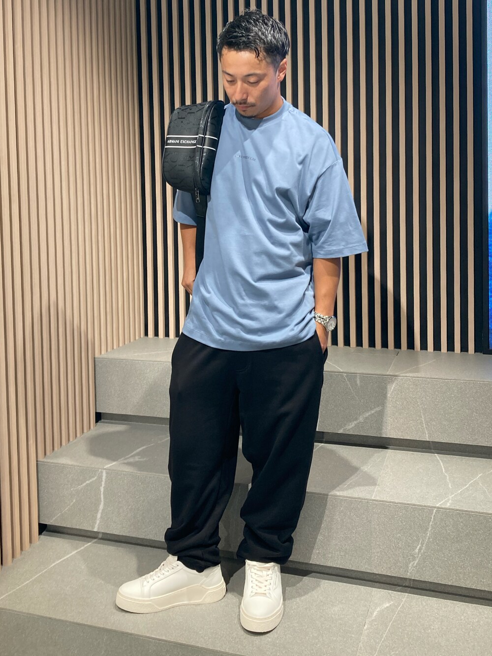 「AXchange、AXchanger、armaniexchange、AXCatStreet、Tシャツ、オーバーサイズ、ビッグシルエット、バックプリント、スウェット、パンツスタイル、スウェットパンツ、スニーカー、ショルダーバッグ、白スニーカー、お出かけコーデ」｜「ARMANI EXCHANGEの【A|X アルマーニ エクスチェンジ】AXロゴ 半袖クルーネックTシャツ/OVER（Tシャツ/カットソー、ブルー系）」を使った、Y. SHOTAROさん（メンズ・163cm）の夏コーディネートの1枚目の写真