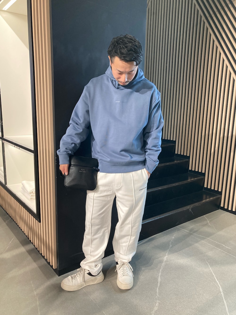 「AXchanger、AXchange、armaniexchange、AXCatStreet、セットアップ、白スニーカー、ジャージ、オーバーサイズ、ビッグシルエット、ショルダーバッグ、メンズコーデ、大人カジュアル、シンプルコーデ」｜「ARMANI EXCHANGEの【A|X アルマーニ エクスチェンジ】AXロゴ　フーデッドスウェットプルオーバー（スウェット、ブルー系）」を使った、Y. SHOTAROさん（メンズ・163cm）の冬コーディネートの1枚目の写真