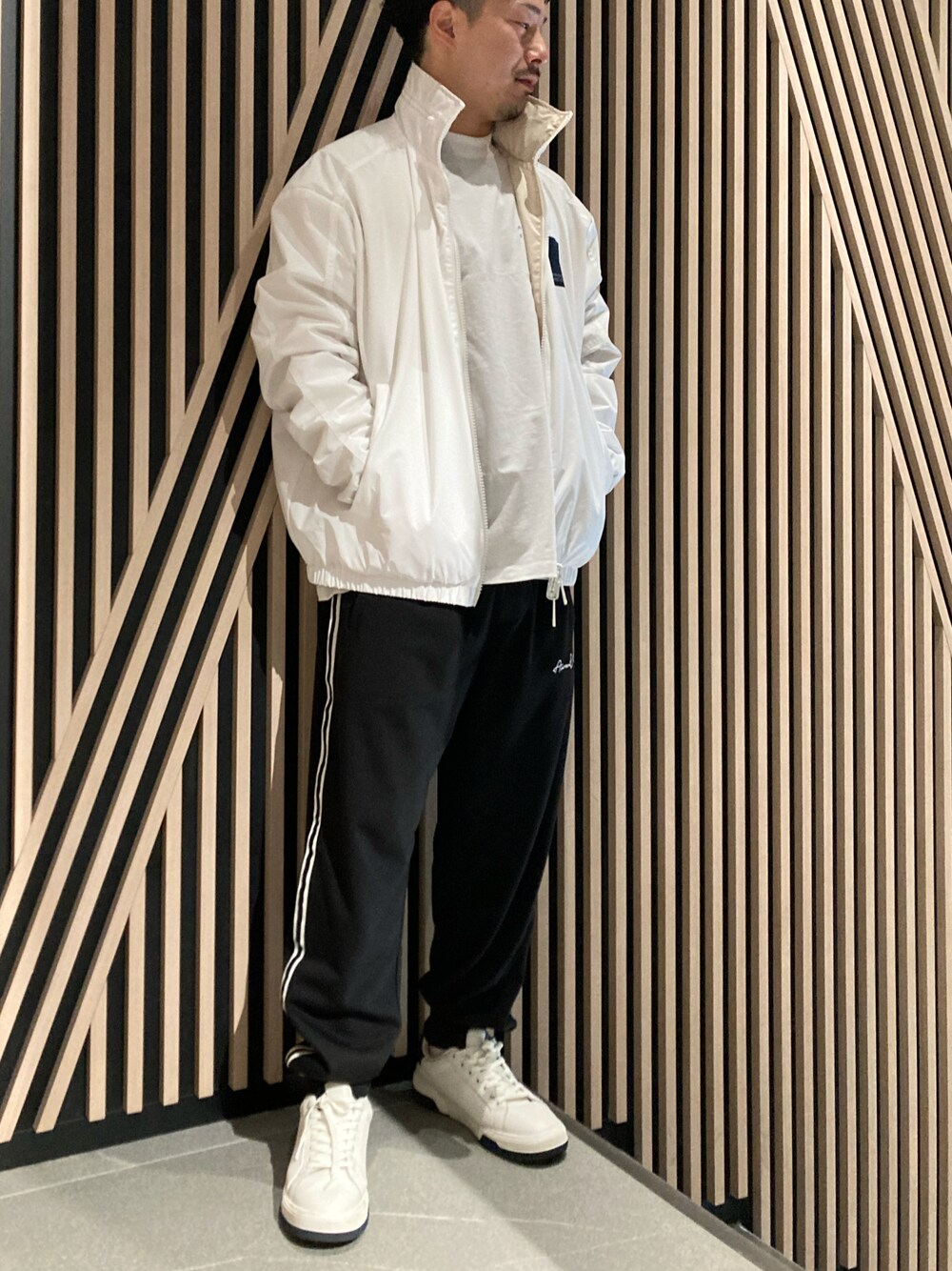 「AXchanger、AXchange、AXCatStreet、armaniexchange、ブルゾン、パンツスタイル、スニーカー、リバーシブル、白Tシャツ、シンプルコーデ、オトナカジュアル」｜「ARMANI EXCHANGEの【A|X アルマーニ エクスチェンジ】AXロゴ リバーシブルブルゾン（ナイロンジャケット、ホワイト系）」を使った、Y. SHOTAROさん（メンズ・163cm）の春コーディネートの1枚目の写真