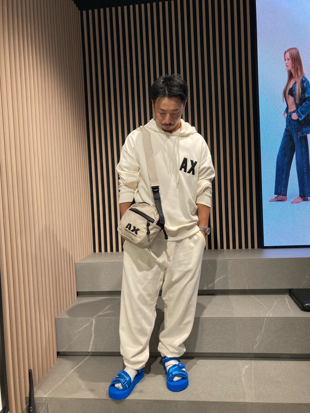 「AXchanger、AXchange、armaniexchange、AXCatStreet、セットアップ、スウェット、パーカー、オーバーサイズ、ビッグシルエット、ショルダーバッグ、サンダル、休日コーデ、メンズコーデ、リラックススタイル」｜「ARMANI EXCHANGEの【A|X アルマーニ エクスチェンジ】AXロゴ スウェットフーデッドパーカー (UNISEX CAPSULE)（スウェット、ホワイト系）」を使った、Y. SHOTAROさん（メンズ・163cm）の夏コーディネートの1枚目の写真