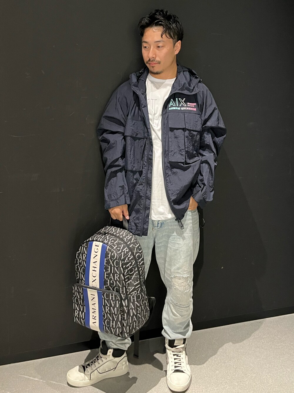 「ZOZOセール2023夏、AXchanger、AXchange、armaniexchange、AXCatStreet、アルマーニエクスチェンジ、みんなの白Tフェス、アウター、ブルゾン、夏コーデ、デニム、バックパック、ハイカットスニーカー、白スニーカー」｜「ARMANI EXCHANGEの【A|X アルマーニ エクスチェンジ】SUMMER BEATS　フーディジャケット（ナイロンジャケット、ブルー系）」を使った、Y. SHOTAROさん（メンズ・163cm）の夏コーディネートの1枚目の写真