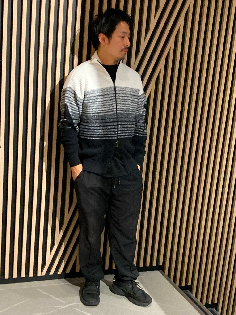 「オトナカジュアル、AXchanger、AXchange、ARMANIEXCHANGE、AXCatStreet、カーディガン、パンツスタイル、冬コーデ、大人コーデ、ストリート」｜「ARMANI EXCHANGEの【A|X アルマーニ エクスチェンジ】グラデーションジップアップカーディガン（カーディガン/ボレロ、ホワイト系）」を使った、Y. SHOTAROさん（メンズ・163cm）の冬コーディネートの1枚目の写真