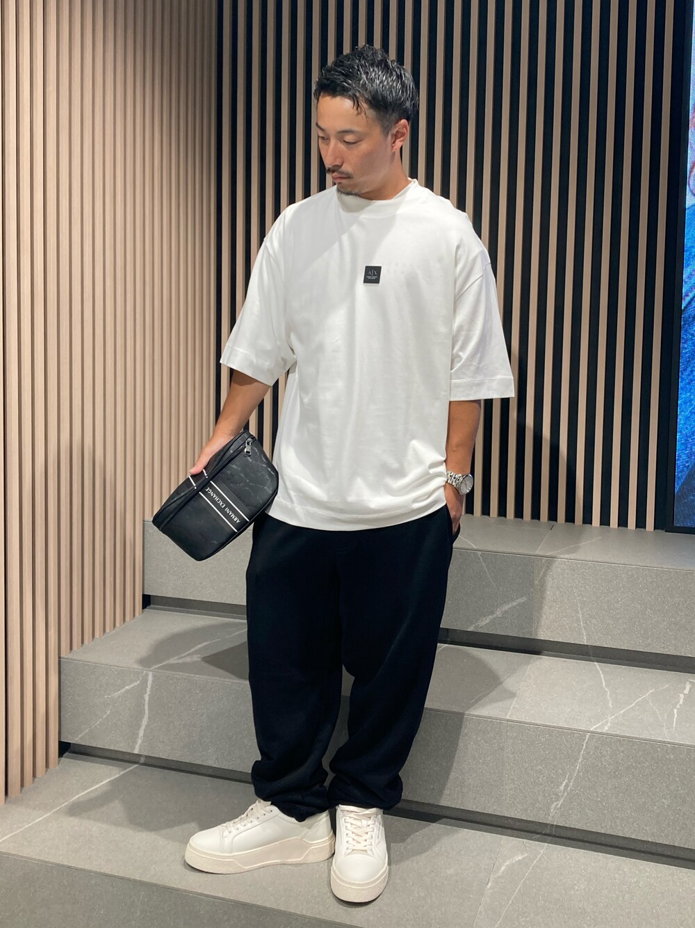 「AXchange、AXchanger、AXCatStreet、armaniexchange、Tシャツ、白Tシャツ、スウェットパンツ、ボディバッグ、ショルダーバッグ、スニーカー、モノトーン、オーバーサイズ、ビッグシルエット」｜「ARMANI EXCHANGEの【A|X アルマーニ エクスチェンジ】AXロゴ ジョガーパンツ (UNISEX CAPSULE)（スウェットパンツ、ブラック系）」を使った、Y. SHOTAROさん（メンズ・163cm）の夏コーディネートの1枚目の写真
