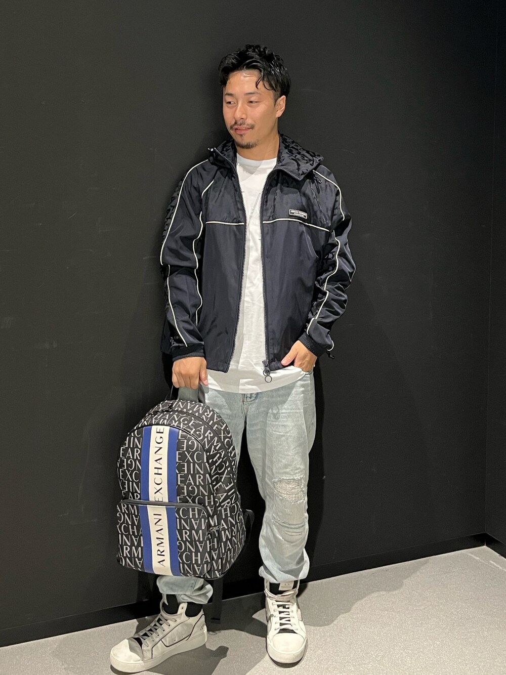 「armaniexchange、AXchanger、AXchange、AXCatStreet、ZOZOセール2023夏、アルマーニエクスチェンジ、みんなの白Tフェス、アウター、ハイカットスニーカー、白スニーカー、デニム、バックパック、ビッグシルエット、夏コーデ、ブルゾン」｜「ARMANI EXCHANGEの【A|X アルマーニ エクスチェンジ】オールオーバーロゴ　ウインドブレーカー（ナイロンジャケット、ブルー系）」を使った、Y. SHOTAROさん（メンズ・163cm）の夏コーディネートの1枚目の写真