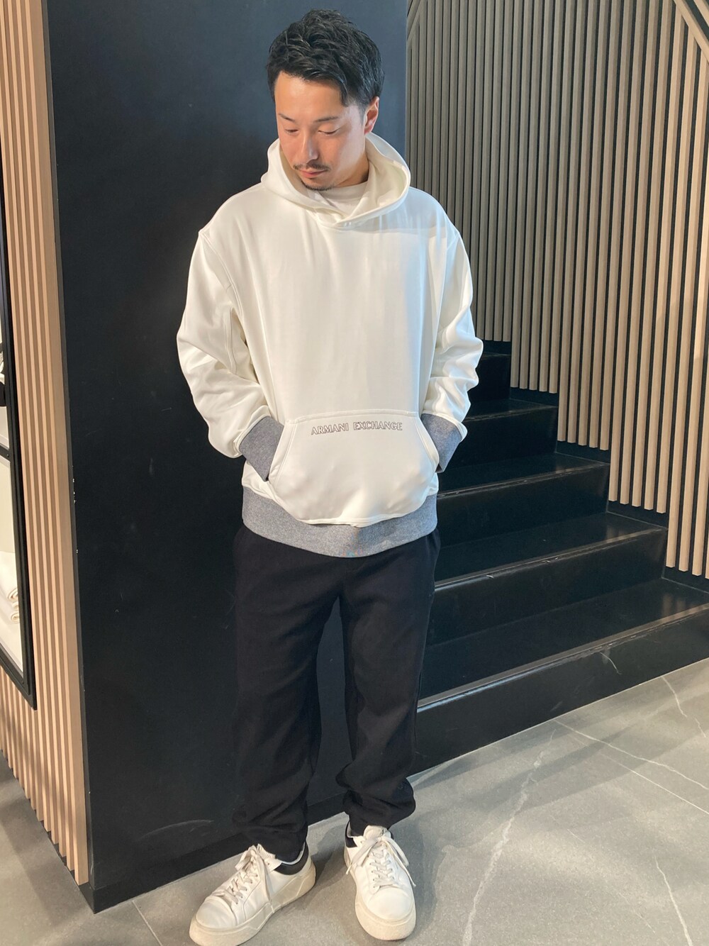 「AXchanger、AXchange、armaniexchange、AXCatStreet、プルオーバー、パーカー、スウェット、スニーカー、白スニーカー、フーディー、秋冬コーデ」｜「ARMANI EXCHANGEの【A|X アルマーニ エクスチェンジ】AXロゴ　フーデッドスウェットプルオーバー（EC限定カラー含）（スウェット、ホワイト系）」を使った、Y. SHOTAROさん（メンズ・163cm）の冬コーディネートの1枚目の写真